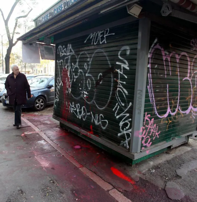Prese a calci un cagnolino costretto a chiudere ledicola