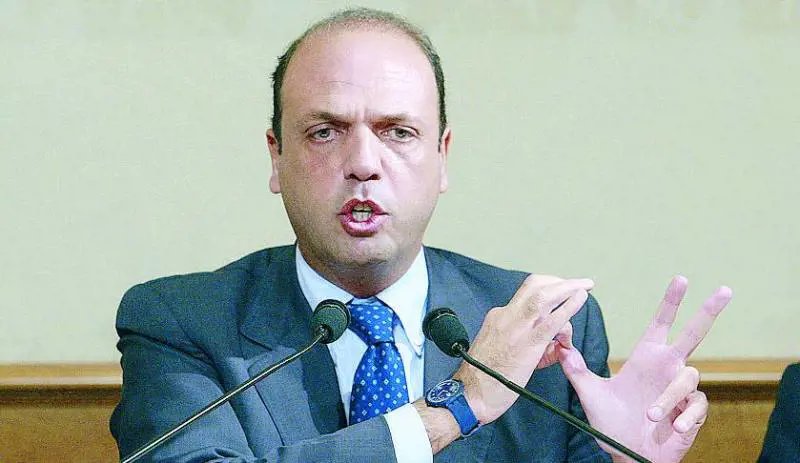 «Se riprovi sto con te, ma dimmelo» Così Alfano ha fatto il passo di lato