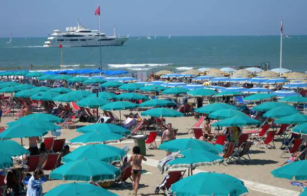 Gli italiani amano la spiaggia, ma sotto l'ombrellone dimenticano di tutto