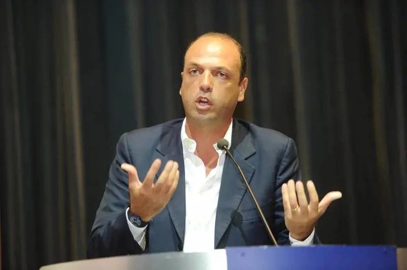 Alfano: "Sto con Berlusconi. La Minetti si dimette lunedì"
