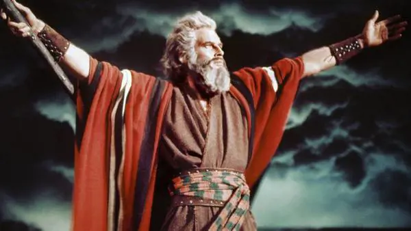 Hollywood si affida a Dio ma mette la Bibbia in burla