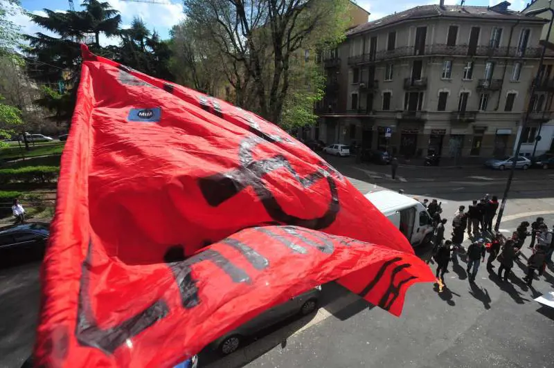 La sinistra preferisce i centri sociali alla legalità