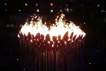 Spento e spostato il braciere olimpico