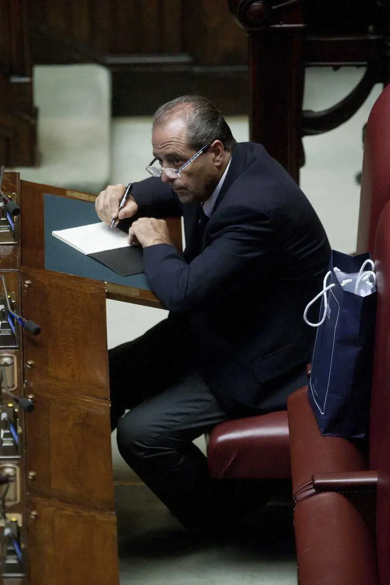 Monti contro le intercettazioni. Di Pietro: "L'abuso l'ha fatto Mancino, non i pm"