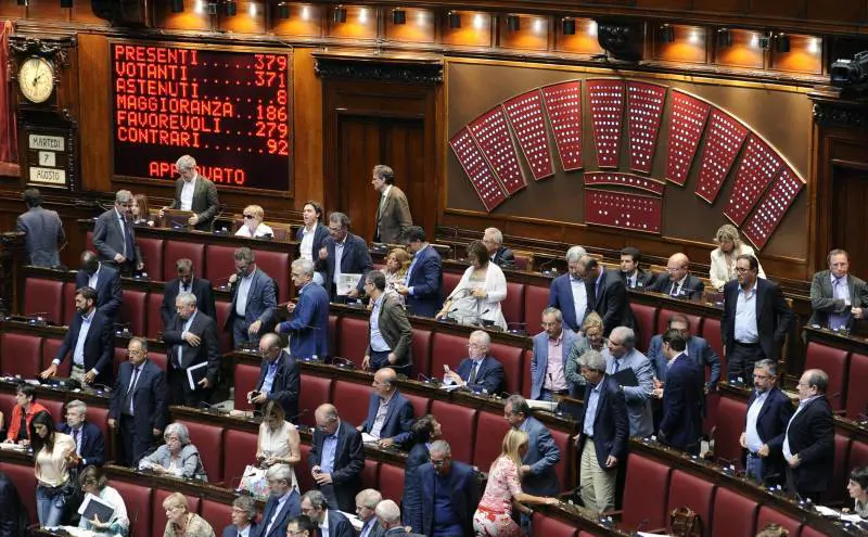 Scuola, sanità ed enti locali: ok a un’altra raffica di tagli 