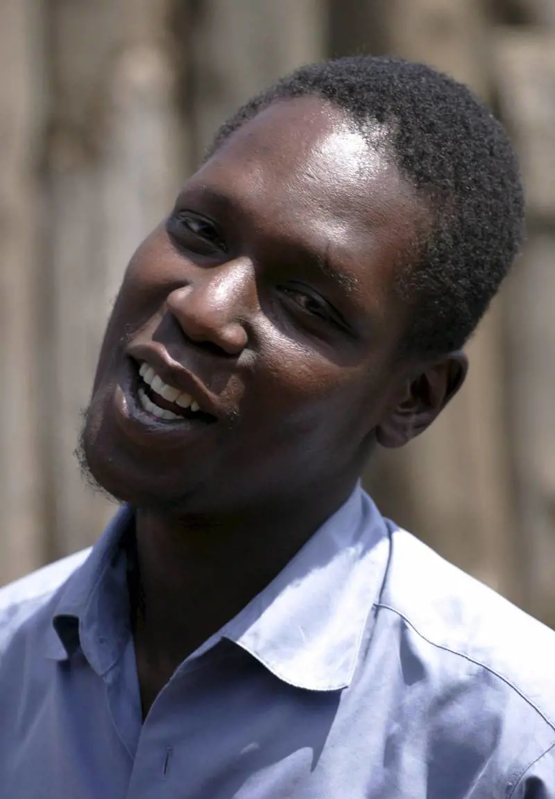 Il fratellastro di Obama alcolizzato nella baraccopoli