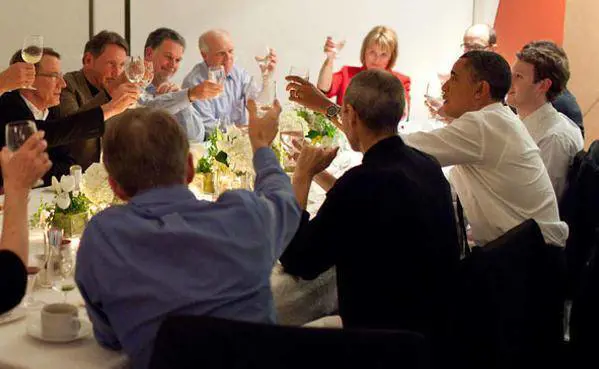 Che chic le feste dei nerd: ora sono gli altri  a sospirare per un invito il fenomeno