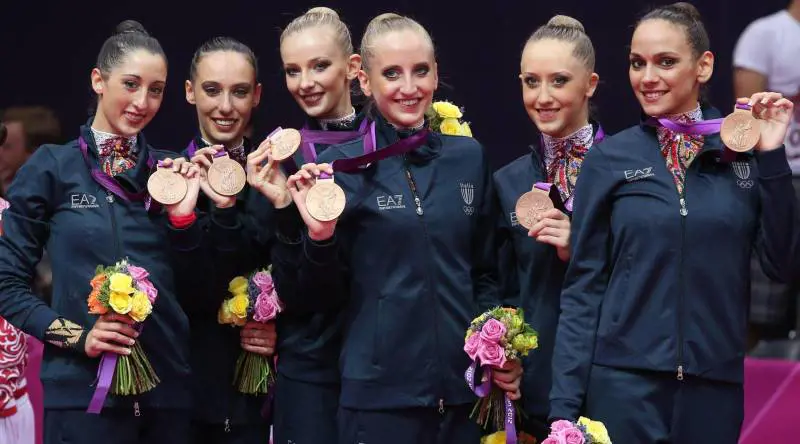 Bambole stregate, l'argento sfuma sul nastro