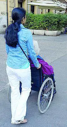 Badanti, ecco i costi e le regole per evitare le truffe