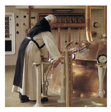 Frate impegnato nella produzione della birra