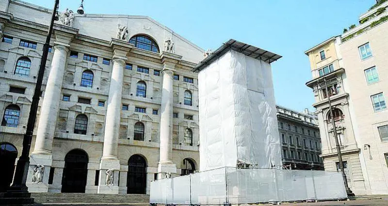 Quel Dito di Cattelan ancora "impacchettato"