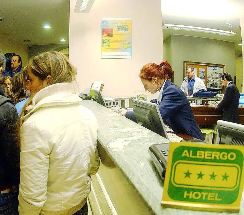 Nella fretta di tassare il Comune dimentica i moduli per gli hotel