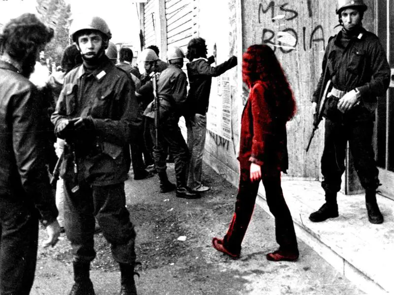 "Sfiorando il muro" per ricordare i danni della violenza proletaria