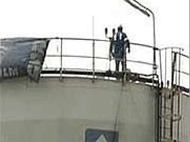 Operai dell'Alcoa sul silos