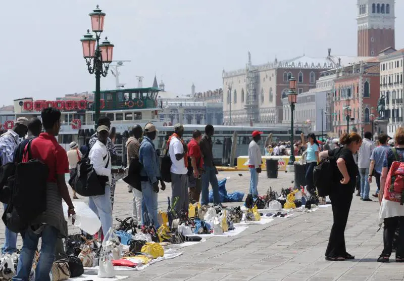 I negozianti esasperati: «Per le autorità sono intoccabili. Era meglio chi ci chiedeva il pizzo»