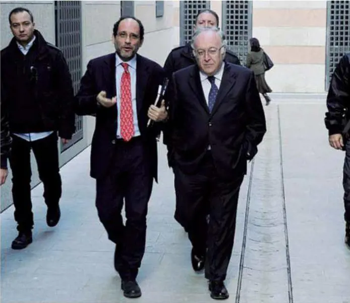 Il Cav ascoltato in caserma dai pm: "Ha chiarito la vicenda Dell'Utri"