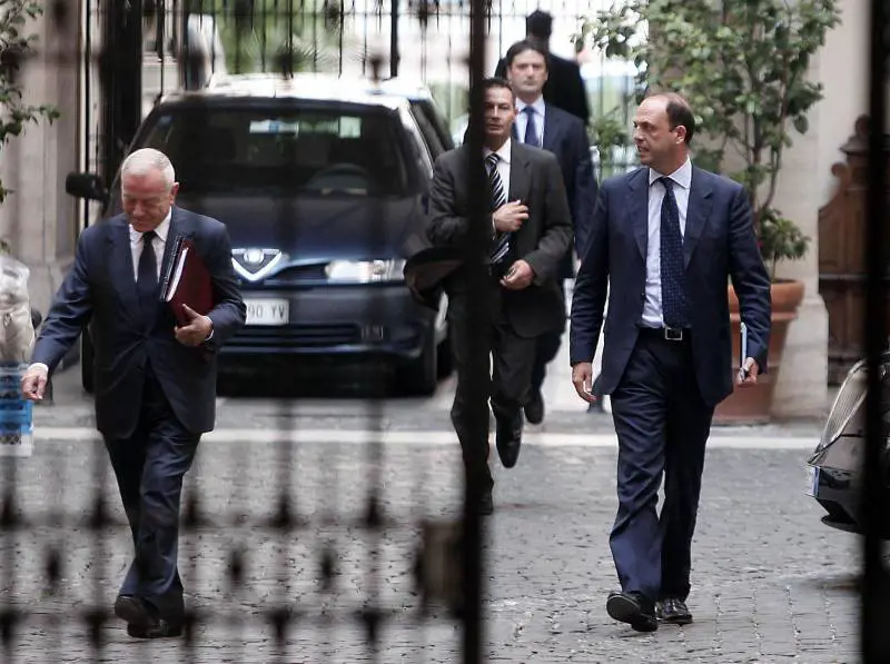 Gianni Letta e Angelino Alfano davanti a Palazzo Grazioli