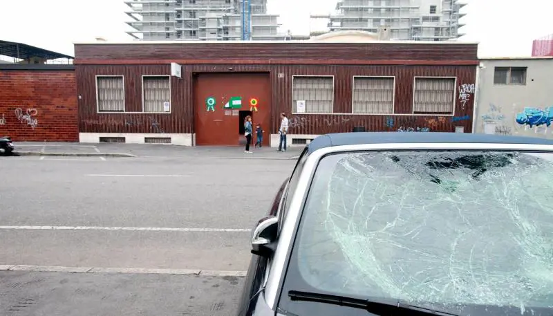 Rissa davanti alla discoteca: una ragazza ferita a coltellate