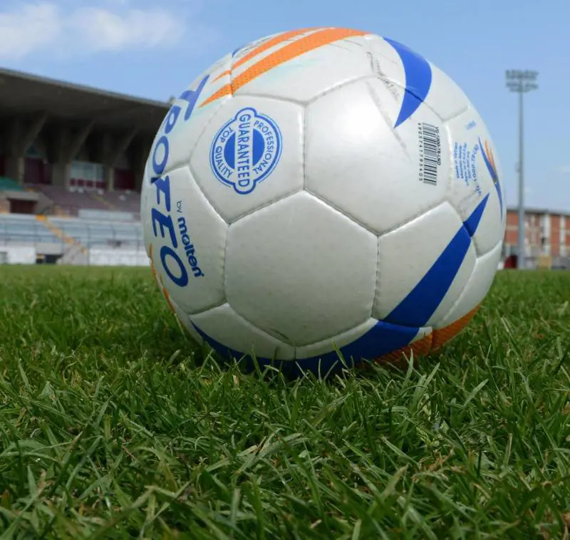 Gioca a calcio, colpito da malore A 19 anni finisce in coma