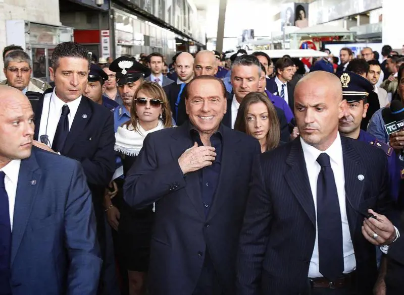 Berlusconi torna a Roma da Milano in treno