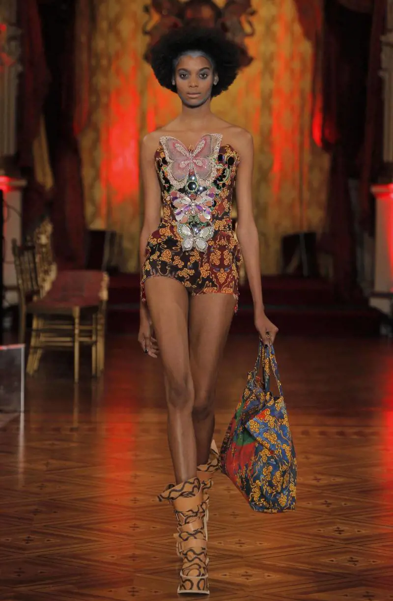 Favole e scarafaggi, è il gioco della modaLe ispirazioni di Westwood e Viktor & Rolf. Gaultier omaggia le pop star