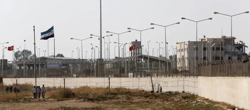 La frontiera tra Turchia e Siria ad Akcakale