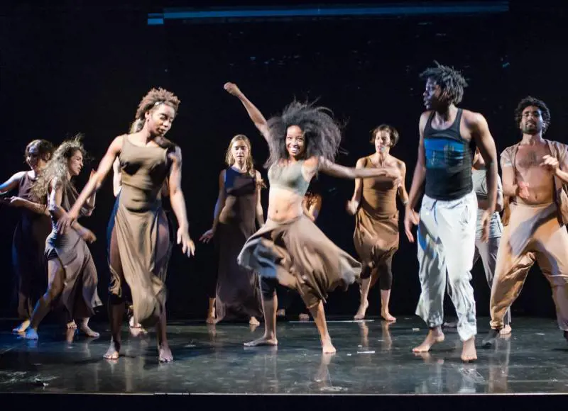 Uno spettacolo multietnico sul tema dell'immigrazione