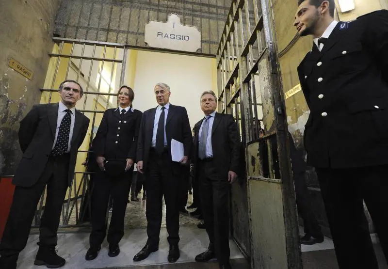 Consiglio comunale in carcere: «Pene alternative alla cella»