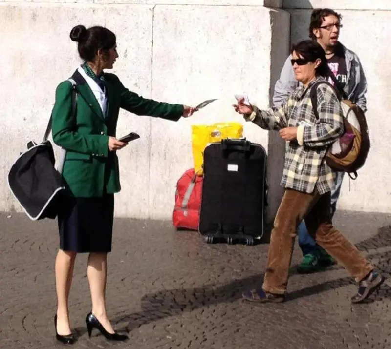 Volantini anti treno in stazione «Se voli hai tempo per il relax»