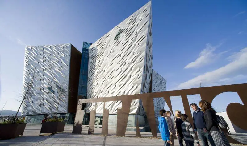 Orchestrine e birre tra i murales: la nuova Belfast non piange più