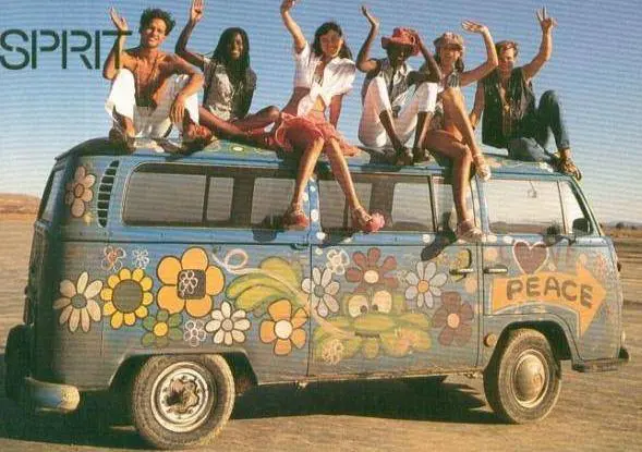 La Volkswagen manda in pensione il «pulmino degli hippie»  Il T2 fuori produzione dal 2013