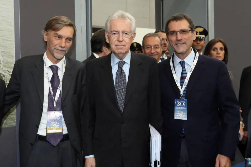 Ora Monti se ne accorge: "La crescita non si vede". Ma invita alla fiducia