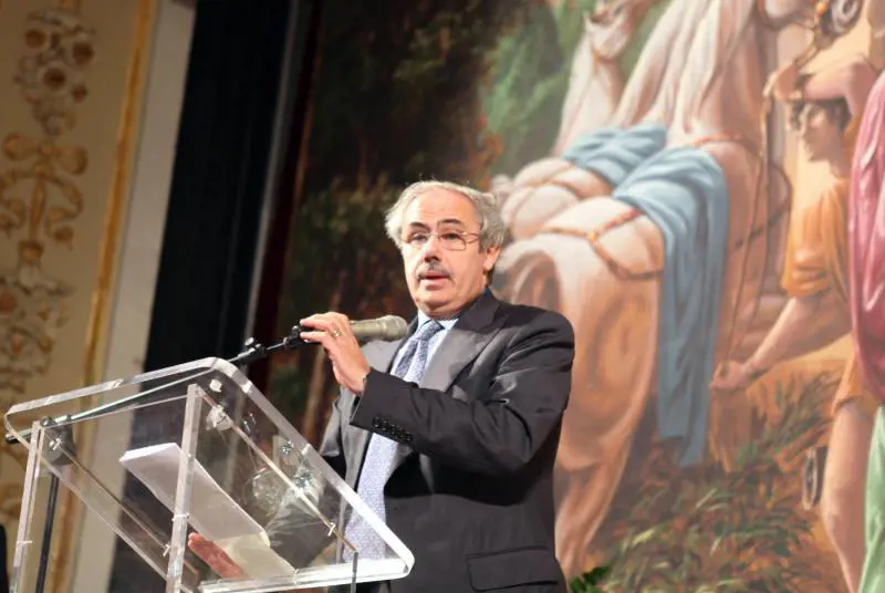 Lombardo insaziabile Altri 209 consulenti a carico della Sicilia