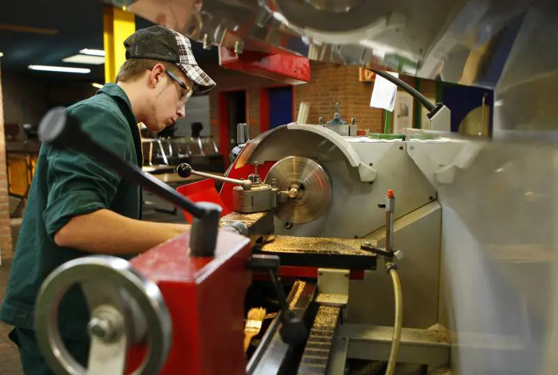 Operai al lavoro in fabbrica