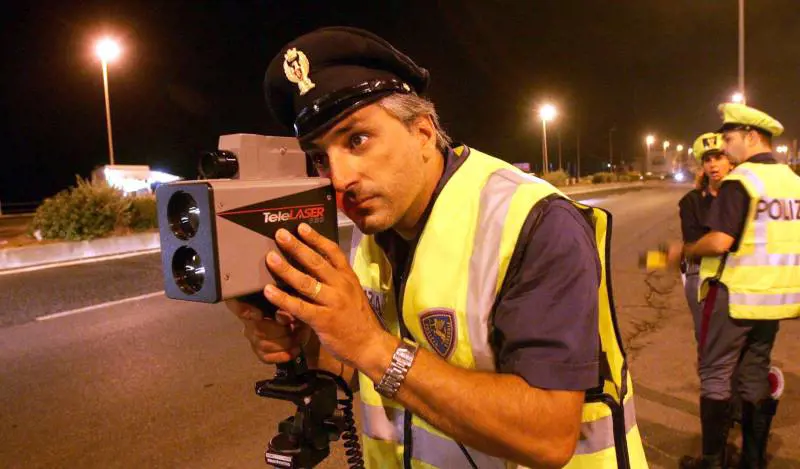 Tutti i trucchi anti autovelox dei furbetti