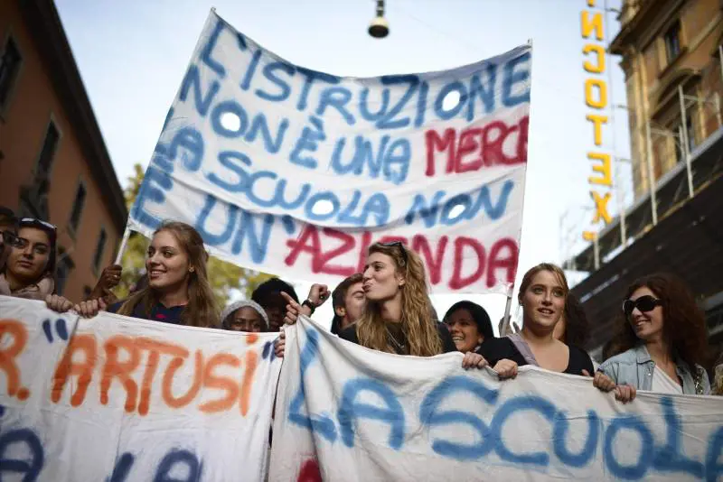 Scuola, studenti in piazza contro i tagli del governo