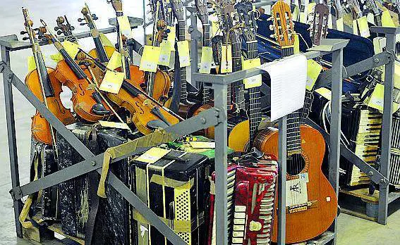 Asta degli oggetti sequestrati Alle associazioni sax e violini