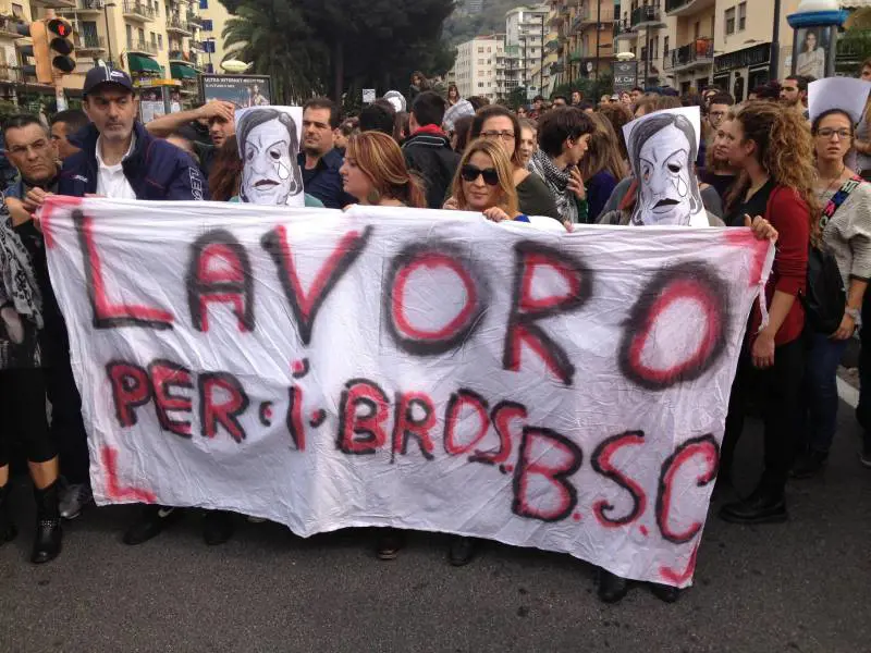 Fornero a Napoli, feriti in scontri tra polizia e manifestanti