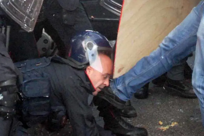 Paghiamo noi l'avvocato ai poliziotti indagati