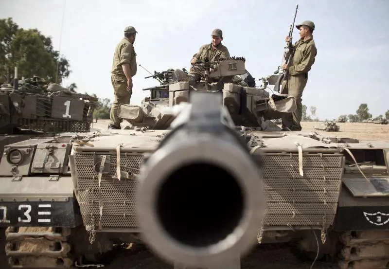 Due razzi di Hamas colpiscono Gerusalemme. Israele prepara l'offensiva via terra