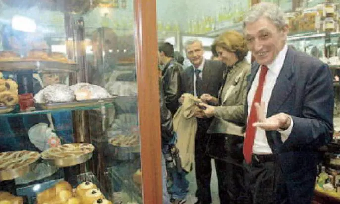 Bassolino scorrazza con l'auto blu alla faccia di chi l'ha cacciato via