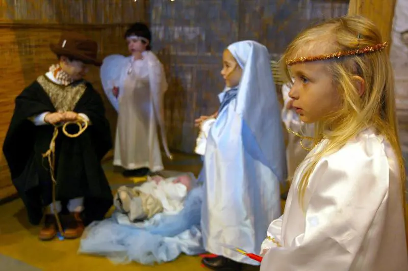 Bimbi fanno il preesepe vivente