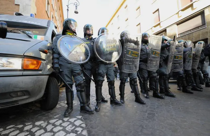Roma bloccata dai cortei. Insulti antisemiti
