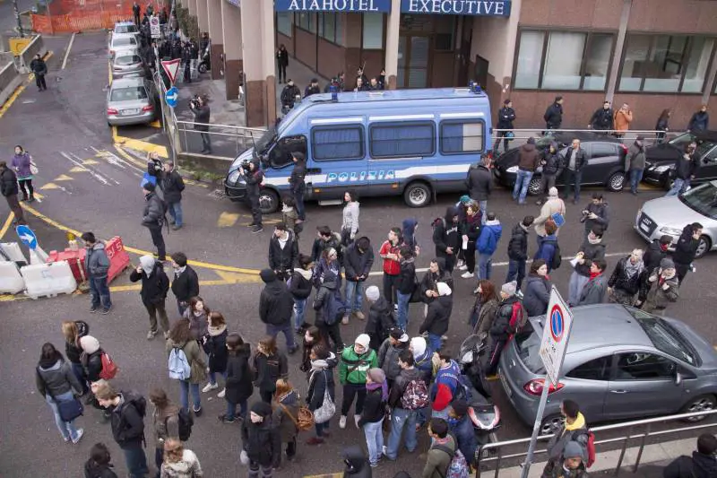 Profumo beffa gli studenti: lancio di uova a Milano, ma il ministro è a Roma