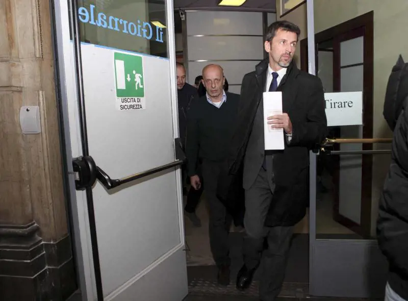 Il direttore del Giornale Alessandro Sallusti esce dalla redazione del Giornale scortato dalla polizia