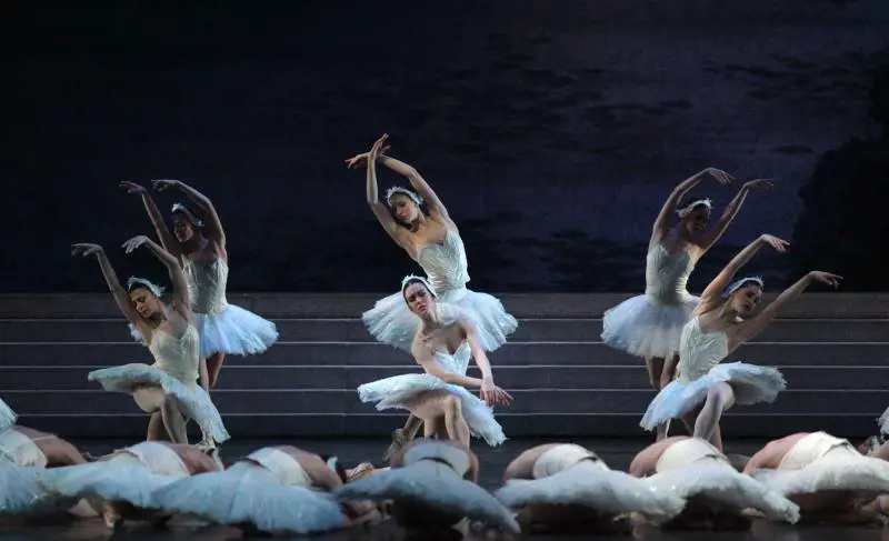 CARTELLONE 2012-2013 Tra classicismi e nuove coreografie