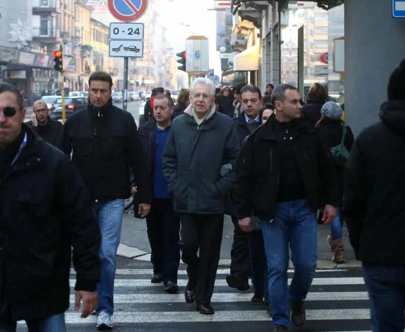 Il premier Mario Monti, accompagnato dalla scorta, fa una passeggiata con la figlia prima di tornare a casa