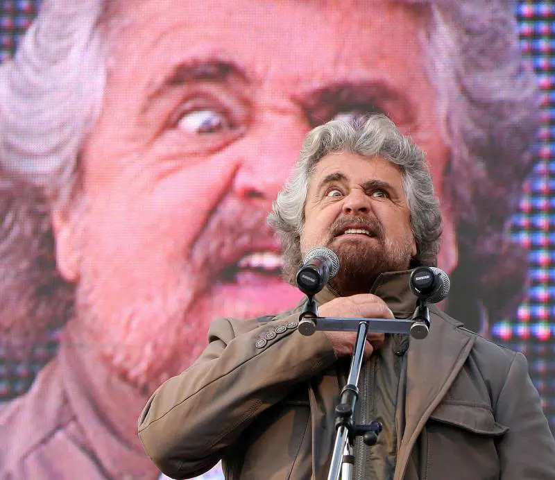 Beppe Grillo contro i suoi: "Chi dice che sono antidemocratico vada fuori dalle palle"