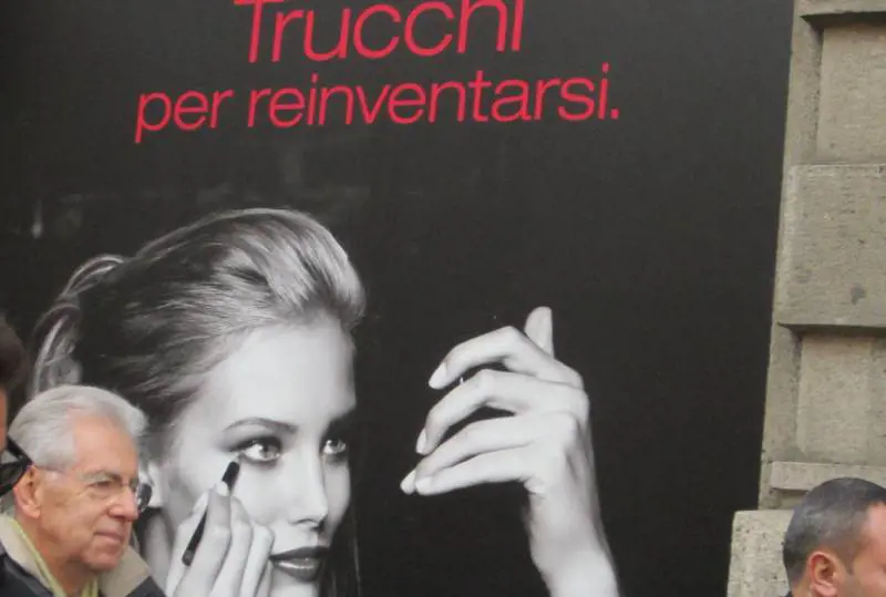 Il premier Mario Monti domenica per le vie di Milano