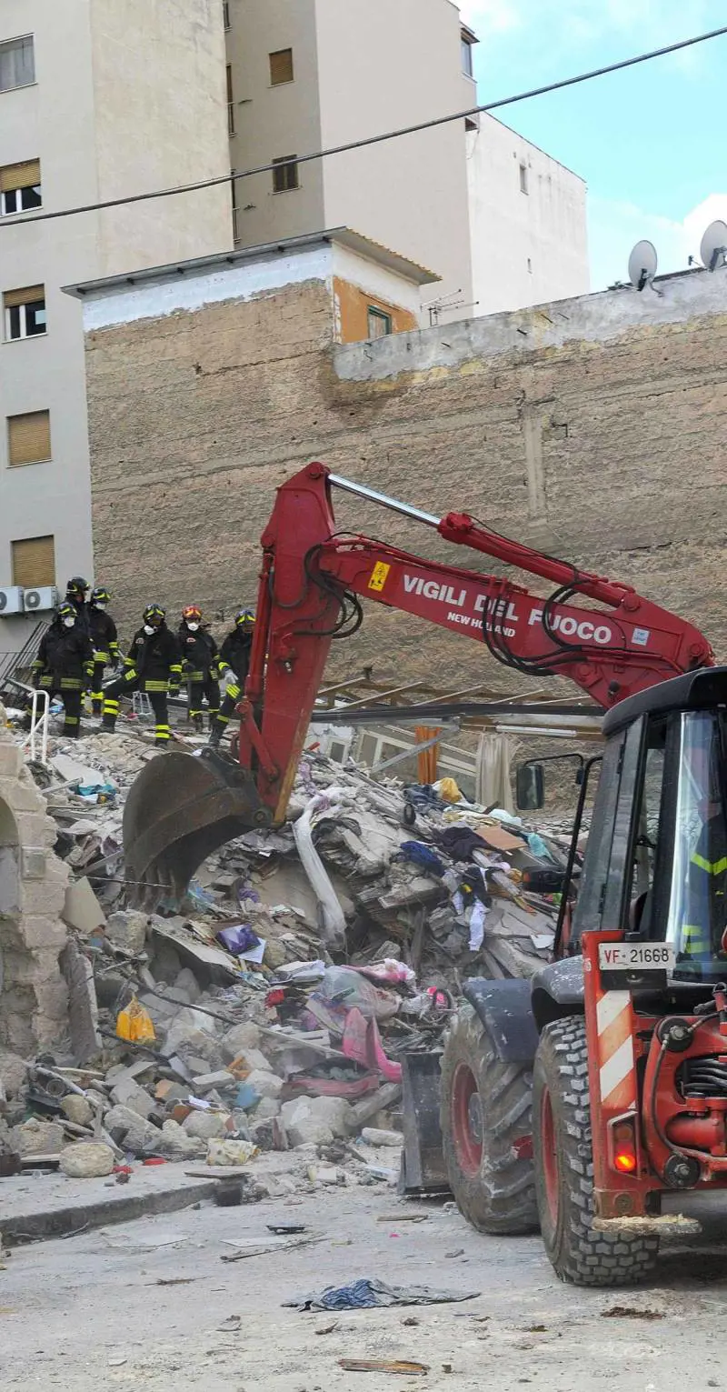 Quattro morti per un crollo annunciato